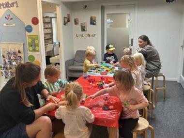 Det summer af liv, fordybelse og kreativitet.